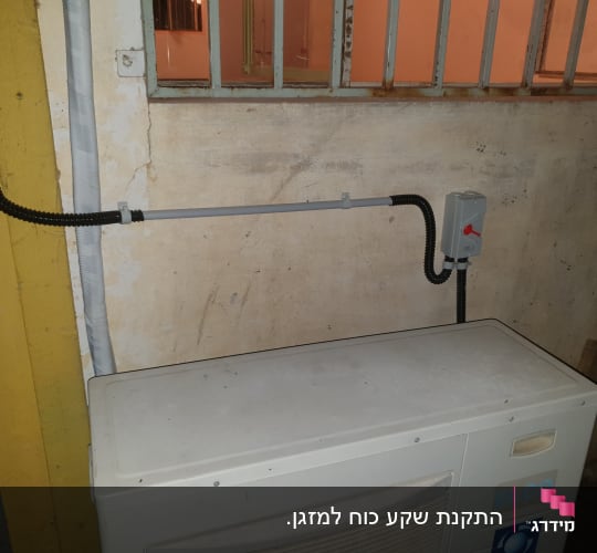 תיבת חשמל עם חוטים מחוברים לקיר